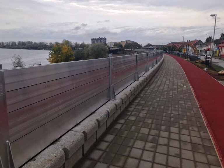 1,1 km der linearen Barriere INOVA in der serbischen Stadt Sremska Mitrovica.